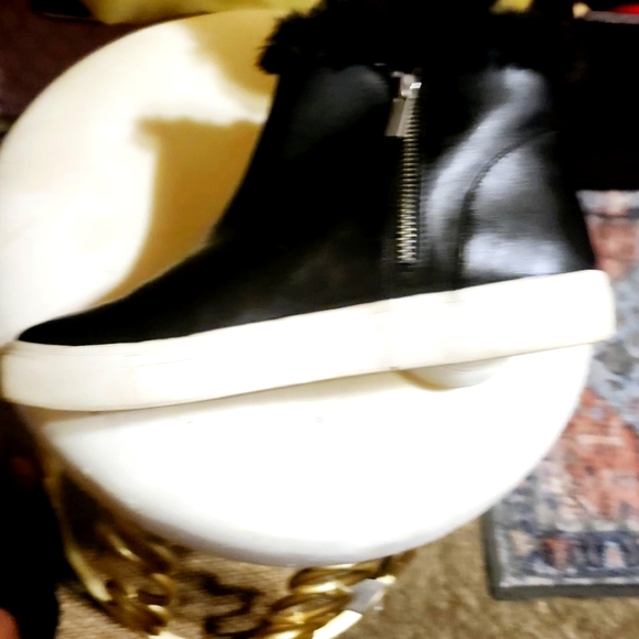 Womens fur lined faux leather sneaker - Picture 2 of 4